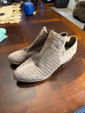 Vince Camuto Men's Perforated Suede Chukka Boots in Taupe